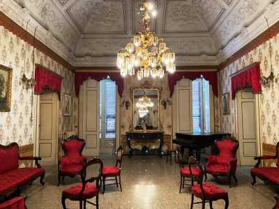 O anche al seicentesco Palazzo Sgobba, situato nel centro storico di Castellana Grotte, ricco di maestosi scaloni e ampie sale finemente decorate